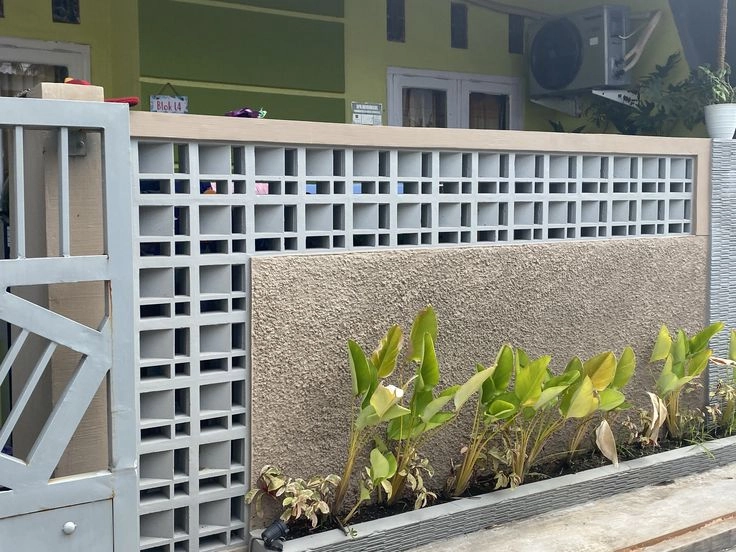 Grid-patterned Roster Wall Fence